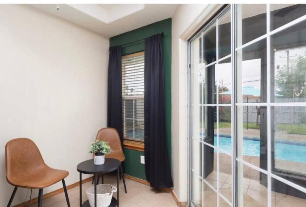 4br With Pool, Shopping &